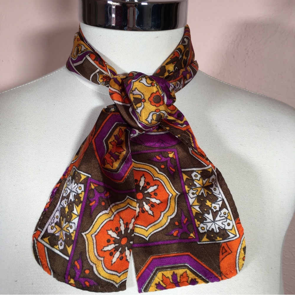 Vintage 1970 Mod Print a silky short Skinny cravat Neck Scarf Twilly